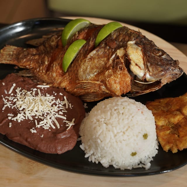 Mojarra frita estilo Hondureño.