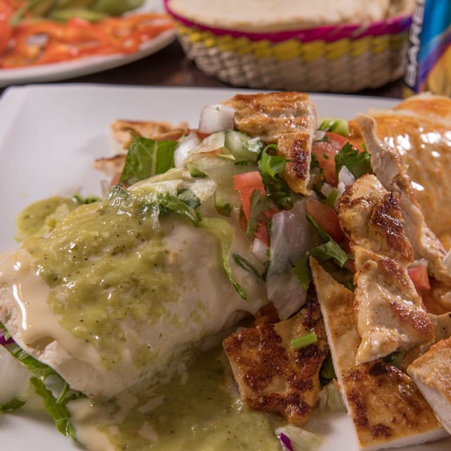 Burrito tres salsas.